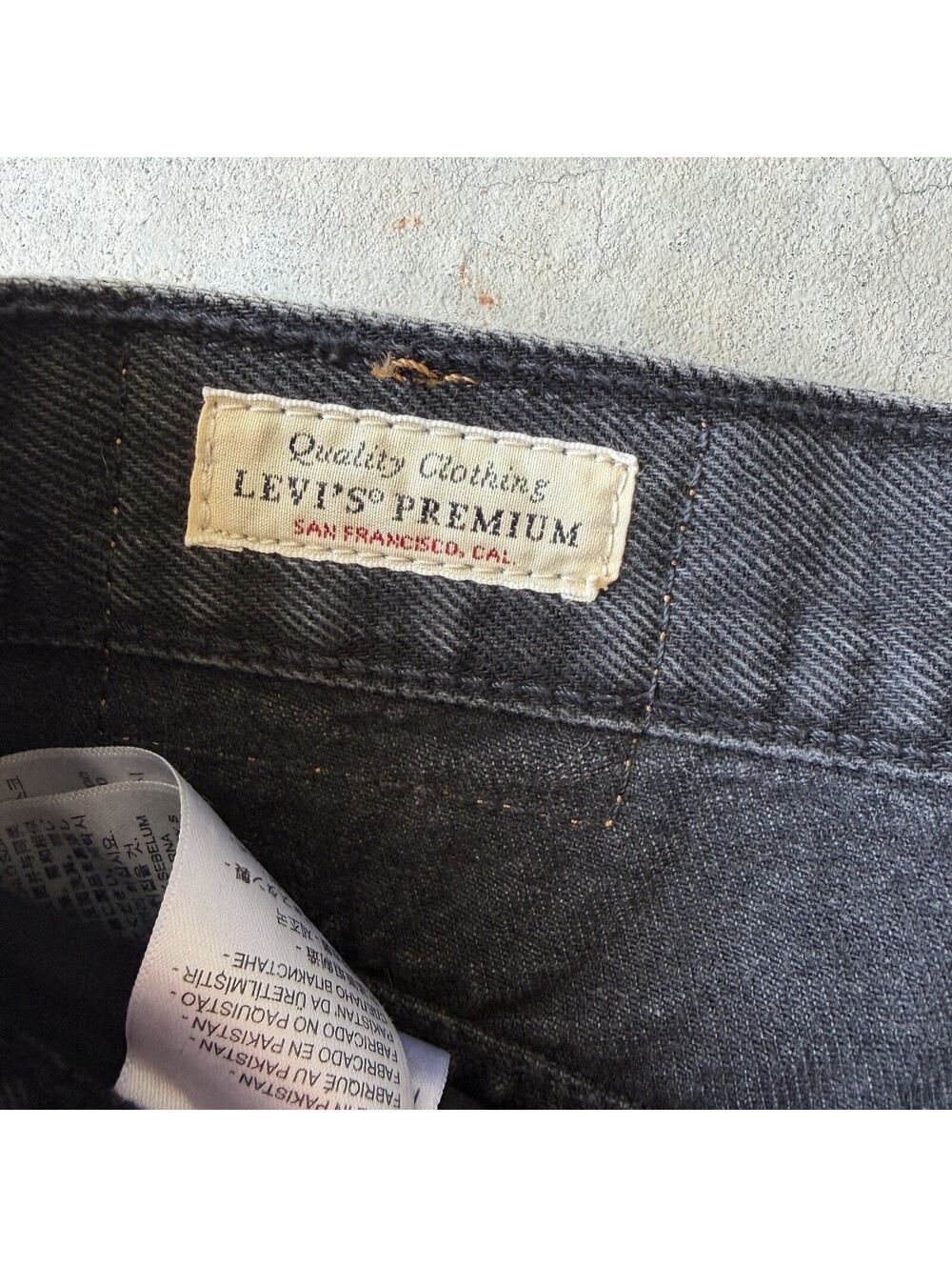 Levi’s Premium Women’s 80s Mom Jeans Black Charcoal Wash High Rise 5-Pocket - Picture 5 of 9